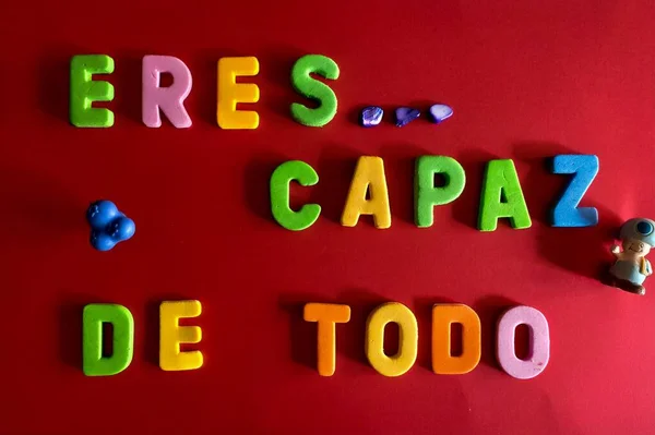 Overhead Shot Colorful Yellow Toy Letters Eres Capaz Todo — Stock Photo, Image