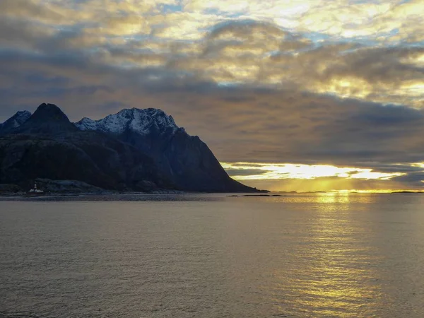 Karlı Dağların Güzel Manzarası Gün Batımında Norveç Sakin Bir Koy — Stok fotoğraf