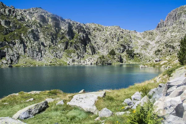 迷人的湖景环绕着群山 — 图库照片