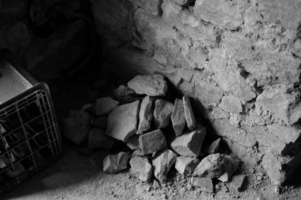 Ένα Γκρι Πλάνο Των Βράχων Ενός Ερειπωμένου Εγκαταλελειμμένου Κτιρίου — Φωτογραφία Αρχείου