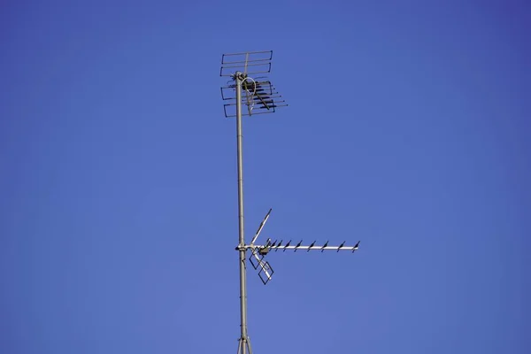 Une Antenne Télévision Sous Ciel Bleu — Photo