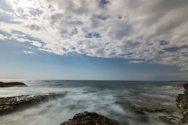 克罗地亚波雷奇岩石海岸的一张美丽的照片 背景是薄薄的云彩 — 图库照片