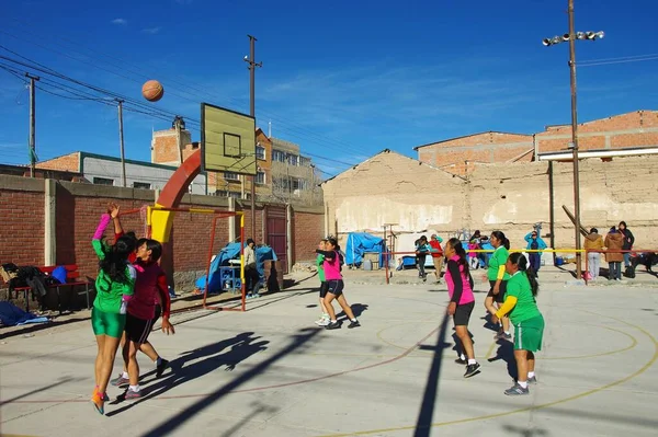 Uyuni Bolivia Sep 2019 September 2019 Uyuni Bolivia Women Playing — Stock Photo, Image