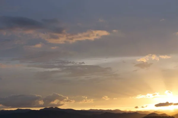 Красивый Закат Над Горами Фоне Облачного Неба — стоковое фото