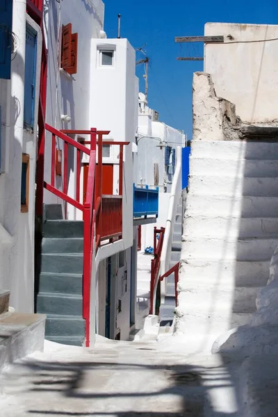 ギリシャのミコノス島コラ村で白い階段と色のバルコニー付きのミコノストリートの垂直ショット — ストック写真