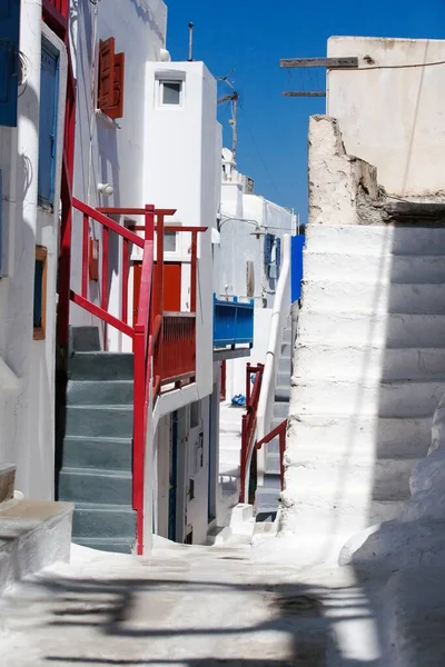 Vertikal Bild Mykonos Gata Med Vita Trappor Och Färgade Balkonger — Stockfoto