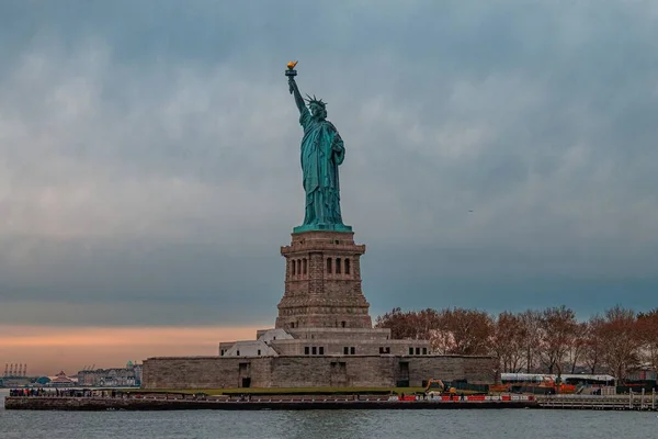 Una Vista Mozzafiato Della Statua Della Libertà Contro Buio Cielo — Foto Stock