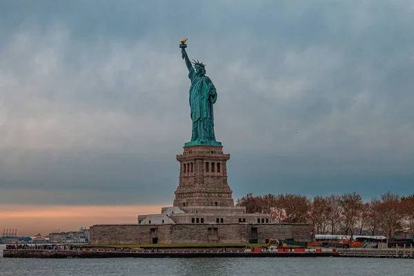 Une Vue Imprenable Sur Statue Liberté Contre Ciel Sombre Nuageux — Photo