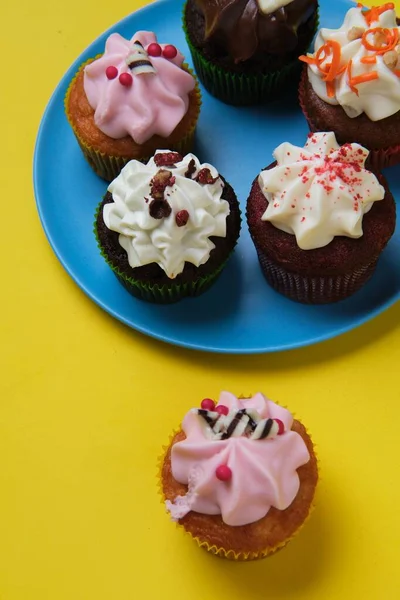 Primer Plano Vertical Pequeños Cupcakes Con Cremas Colores Sobre Plato — Foto de Stock