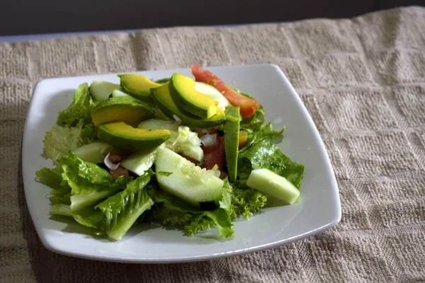 Egy Közelkép Zöldségsalátáról Salátával Uborkával Avokádóval Fehér Tálcán — Stock Fotó