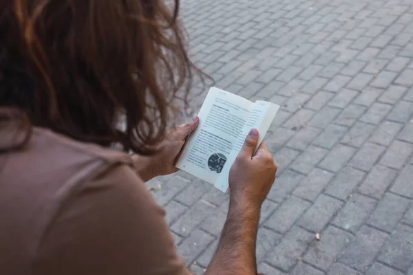 Primer Plano Hombre Leyendo Libro Parque — Foto de Stock