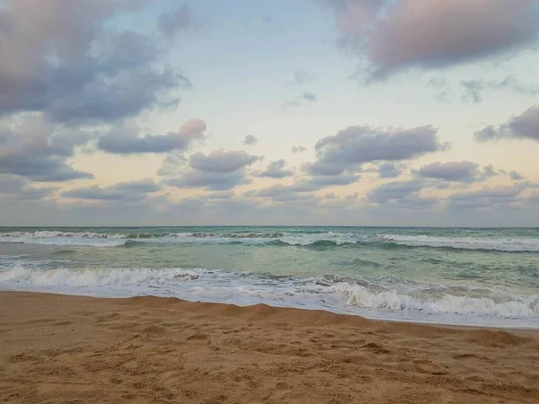 Una Hermosa Toma Una Playa Vacía Con Hermosas Olas Tranquilas — Foto de Stock