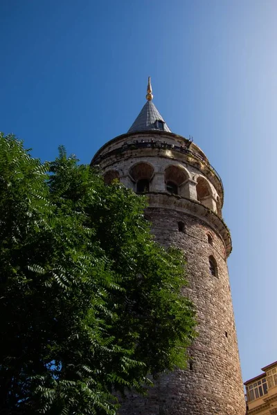 Небольшой Угол Обзора Галатской Башни Солнечным Светом Голубым Небом Стамбуле — стоковое фото