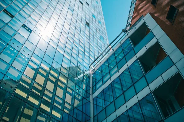 Een Lage Hoek Opname Van Een Bedrijfsgebouw Met Glazen Muren — Stockfoto