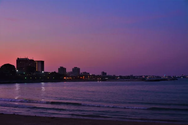 罗马尼亚靠近黑海的一个度假胜地 有紫色的夜空 — 图库照片