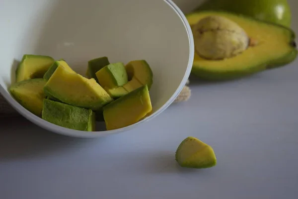 Primer Plano Trozos Aguacate Cortados Tazón —  Fotos de Stock