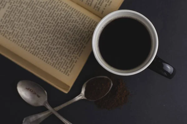 Eine Hochaufgelöste Aufnahme Einer Tasse Kaffee Und Eines Offenen Buches — Stockfoto