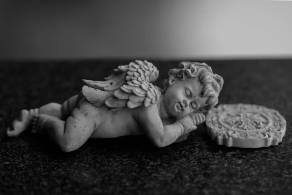 Close Uma Estatueta Mármore Anjo Cenário Gótico Fundo Escuro Embaçado — Fotografia de Stock