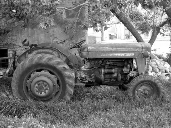 Серый Снимок Старого Трактора Сельской Местности — стоковое фото