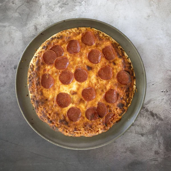 Una Vista Alto Ángulo Una Deliciosa Pizza Pepperoni Plato Sobre — Foto de Stock