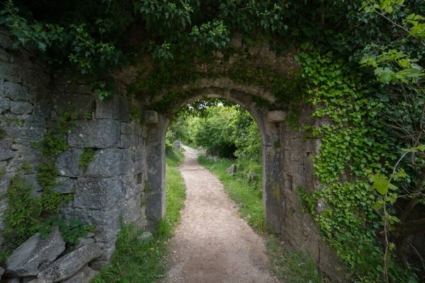 Una Puerta Entrada Arco Piedra Arco Hacia Parque — Foto de Stock
