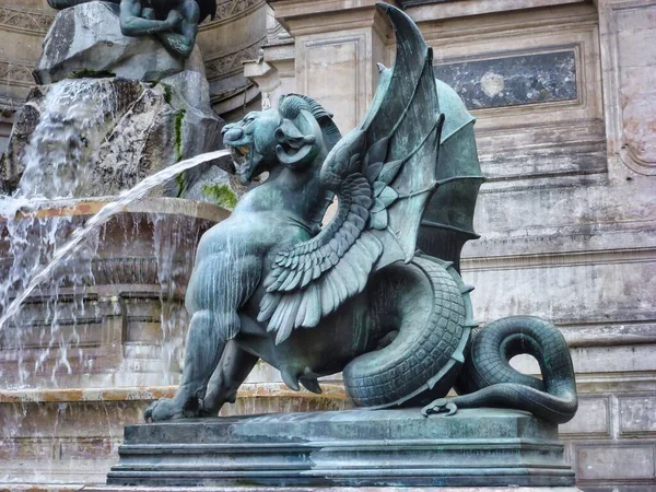 Close Uma Estátua Mitológica Fonte Criatura França — Fotografia de Stock