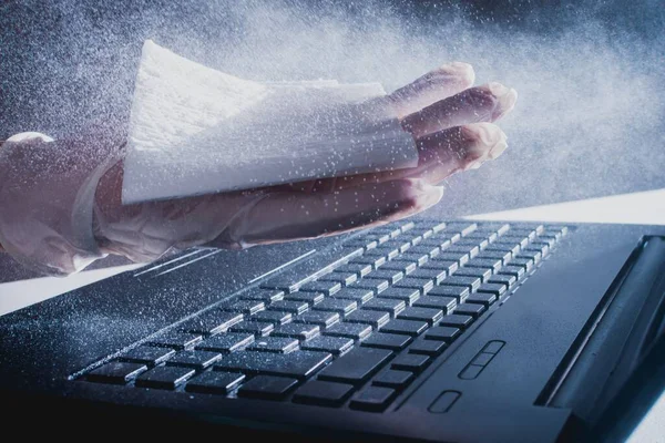 Persons Hand Håller Silkespapper Och Rengör Laptopen Med Rengöringsmedel Mot — Stockfoto
