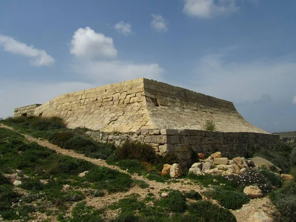 Mgarr Malta 2014年3月31日 位于马耳他Mgarr的一个古老的城墙防御工事 俯瞰里维拉湾 以抵御入侵 并有几个枪口来瞄准和射击 — 图库照片