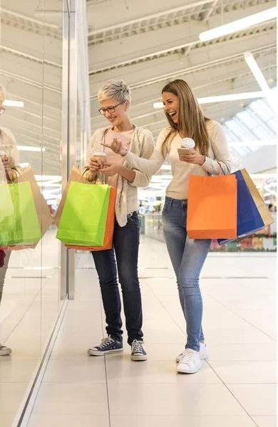 Uma Foto Vertical Foco Superficial Duas Jovens Amigas Caucasianas Comprando — Fotografia de Stock