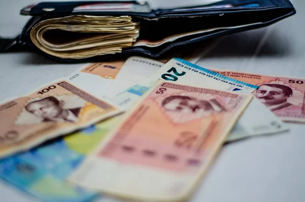 Egy Közeli Kép Egy Pénztárcáról Bosznia Hercegovinai Pénzről Asztalon — Stock Fotó
