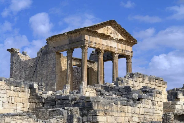 Stolica Rzymskich Ruin Dougga Tunezja Afryka Północna Przeciwko Błękitnemu Zachmurzonemu — Zdjęcie stockowe