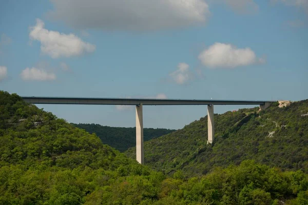 Ponte Cemento Sulle Verdi Montagne — Foto Stock