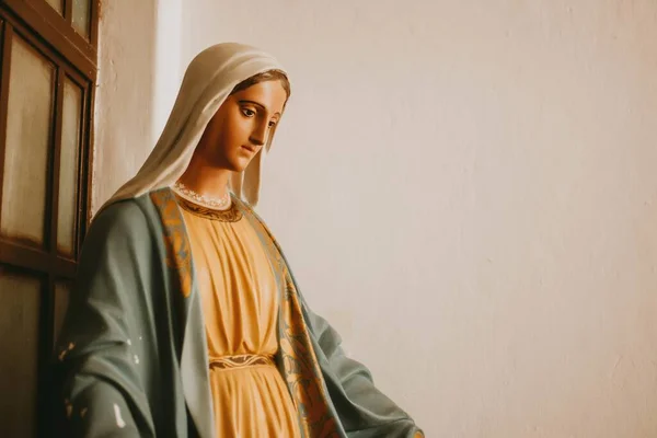Közelkép Egy Máriáról Jézus Anyjáról Szobor Fehér Falnak Támasztva — Stock Fotó