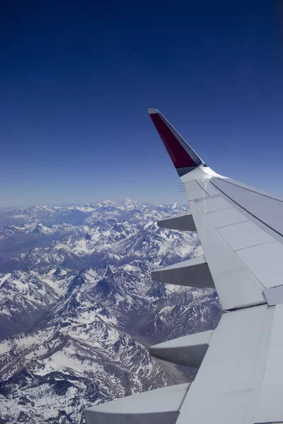 Tiro Vertical Asa Avião Sobre Montanhas Nevadas — Fotografia de Stock