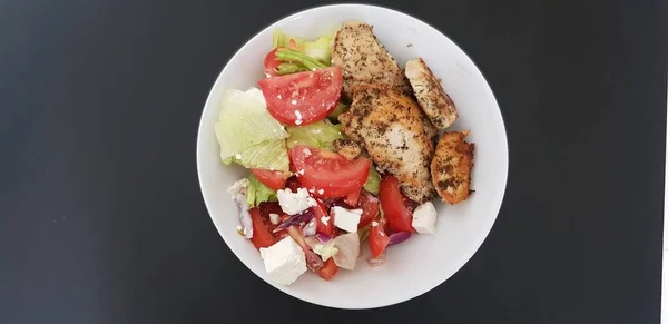 Izgara Tavuk Göğsü Yunan Salatası — Stok fotoğraf