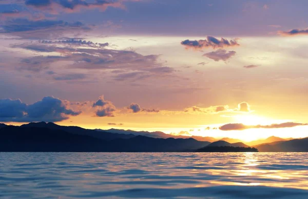 Sebuah Pemandangan Menakjubkan Dari Laut Ditangkap Bawah Matahari Terbenam Mempesona — Stok Foto