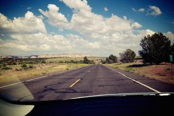 Närbild Bild Vägen Omgiven Träd Sett Genom Bilens Vindruta Utah — Stockfoto