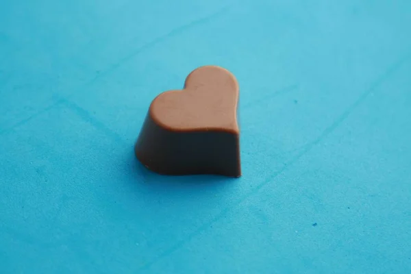 Plan Grand Angle Morceau Chocolat Forme Cœur Isolé Sur Une — Photo