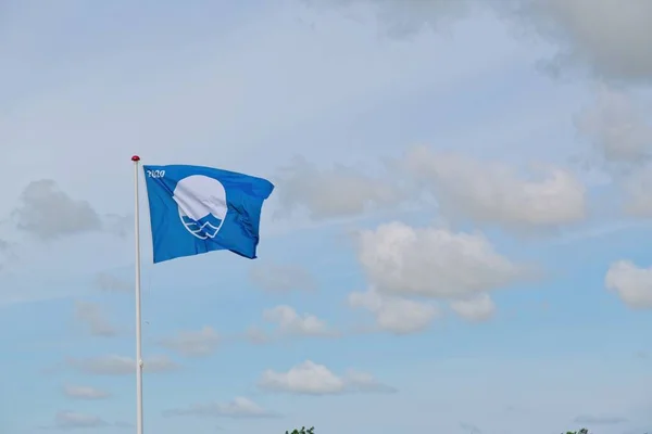 Tiro Ángulo Bajo Bandera Azul Playa Ondeando Bajo Cielo Nublado — Foto de Stock