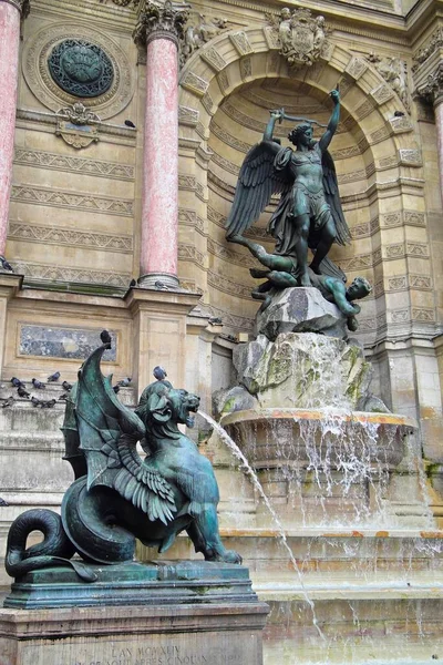 Történelmi Szökőkutak Szobrok Place Saint Michel Párizsban Franciaország — Stock Fotó