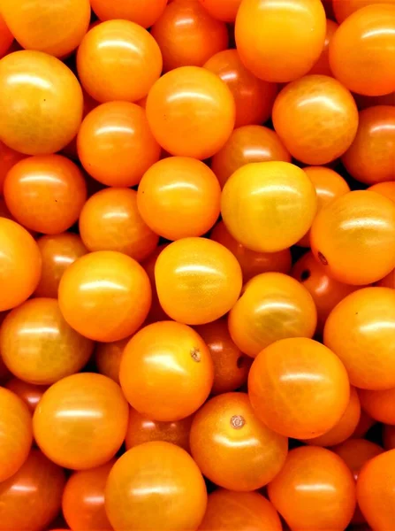 市場で多くの黄色のトマトが混在しています — ストック写真