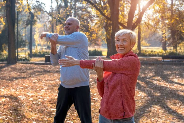 Active Senior Couple Exercising Park Beautiful Sunny Day — Stock Photo, Image