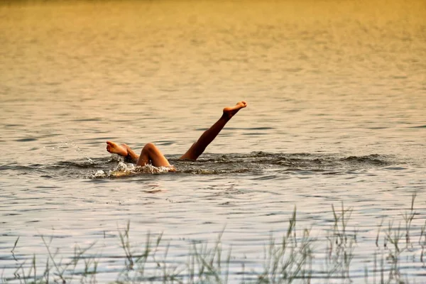 Voeten Van Een Kind Steken Uit Het Water Een Duik — Stockfoto