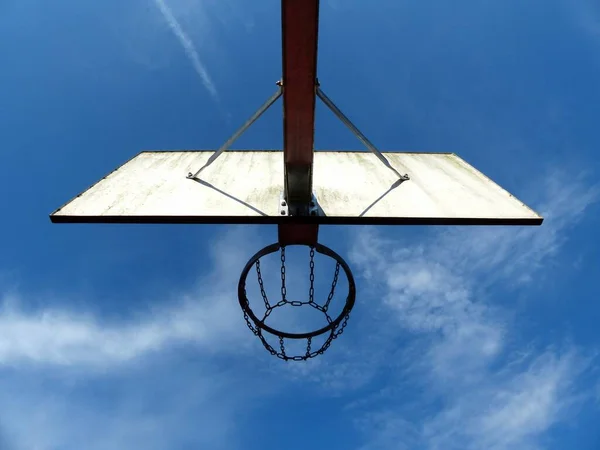 Tiro Bajo Ángulo Aro Baloncesto Independiente Con Cielo Azul Fondo — Foto de Stock