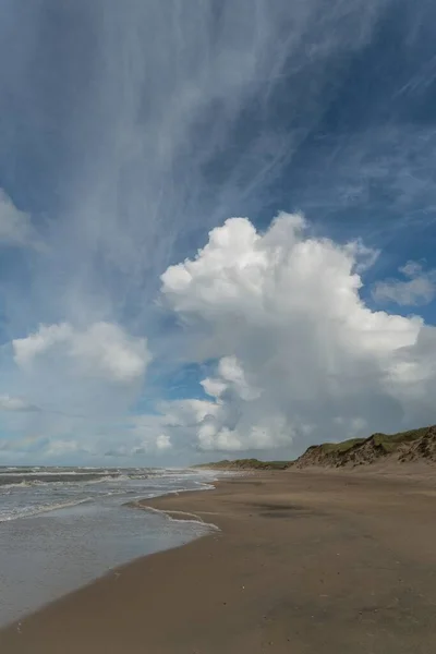 Tiro Vertical Ondas Atingindo Costa Com Fundo Nuvens Finas — Fotografia de Stock