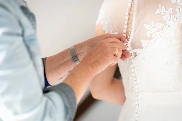 Primer Plano Hombre Ayudando Esposa Con Vestido Novia — Foto de Stock