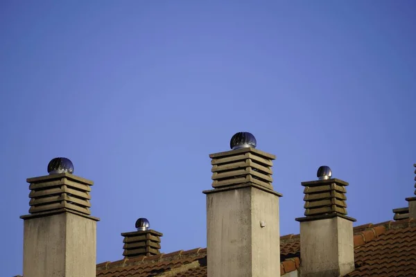 Colonnes Van Een Gebouw Onder Blauwe Lucht — Stockfoto