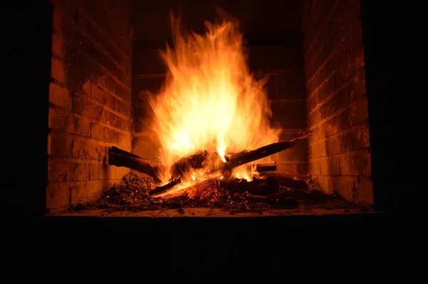 暗闇の中の暖炉の炎 — ストック写真