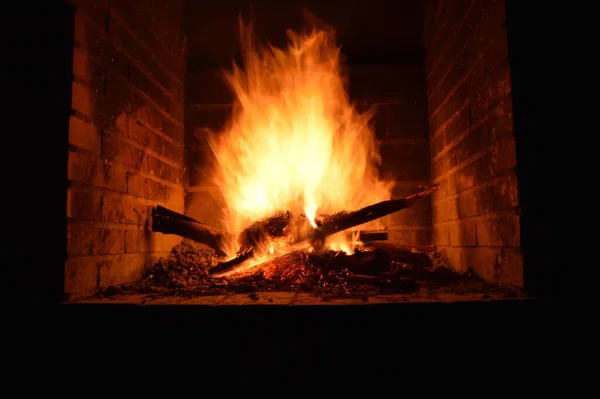 Fiamme Nel Camino Nel Buio — Foto Stock