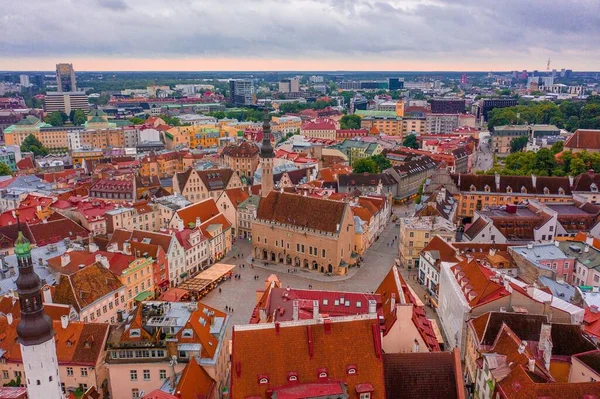 Ein Stadtbild Von Tallinn Umgeben Von Viel Grün Und Gebäuden — Stockfoto
